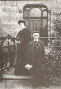 Madge Metcalfe with her son, the future Stan Laurel, approx 1901